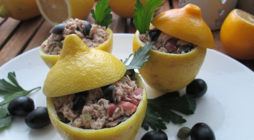 Салат фасолевый с тунцом, маслинами и каперсами